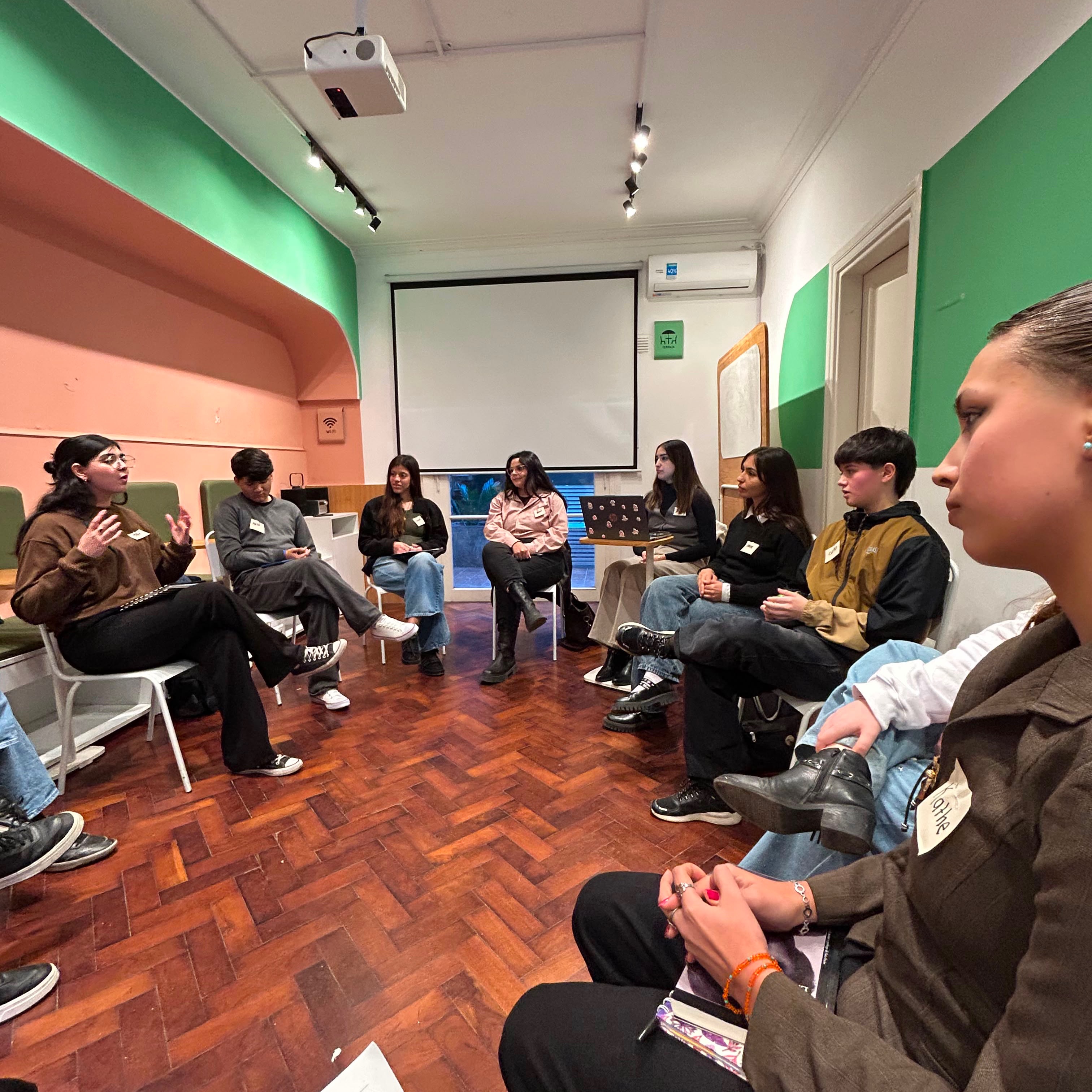 Ronda de estudiantes en un encuentro de La Casa Universitaria