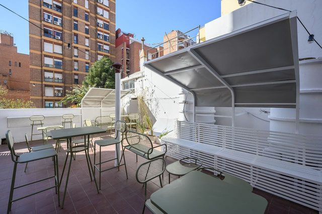 Mesas y banquetas en la terraza